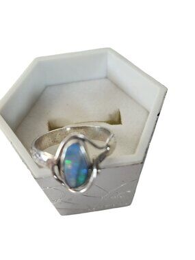 Ring Australian Opal Blue Green Red  Size 61/2  3.1gr 1.5 cm x 1 cm Opal 1 cm x